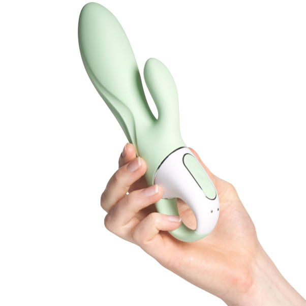 Satisfyer Air Pump Bunny 5 App-styrd Uppblåsbar Rabbitvibrator Produktbild i hand 50