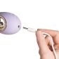 LELO Dot Pinpoint Klitorisvibrator Produktbild i hand 52